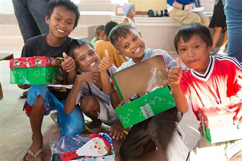 masayang tinanggap ang regalo ni justin|Pagbibigay ng Higit Pa sa mga Regalo .
